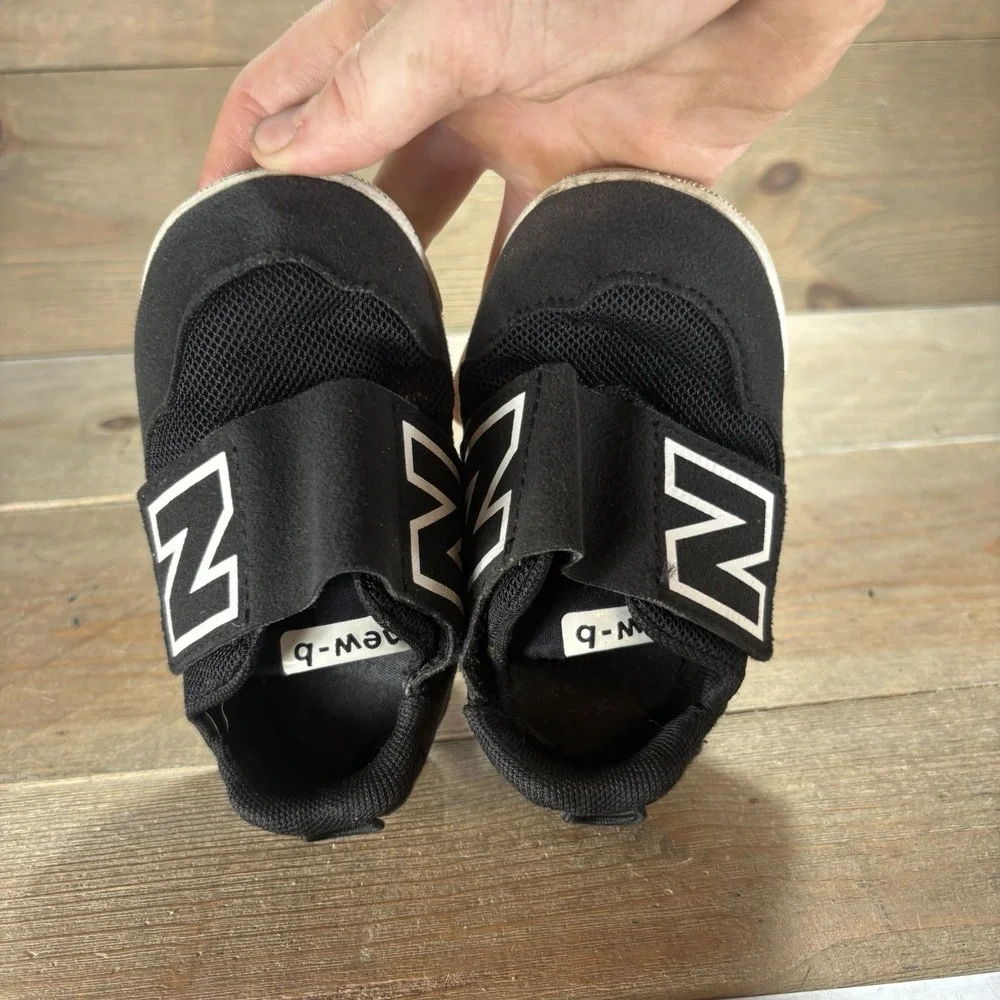 new balance new-B Boys Toddler size 5 shoes Black White Mesh Hook Loop sneakers